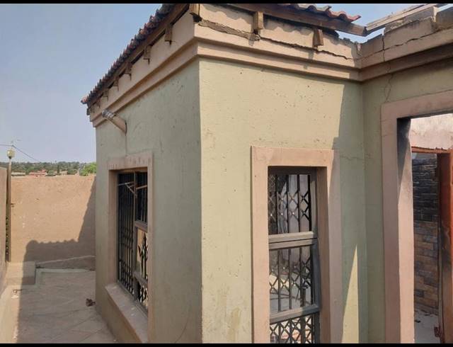 6 BEDROOM HOUSE FOR SALE IN TEMBISA CENTRAL